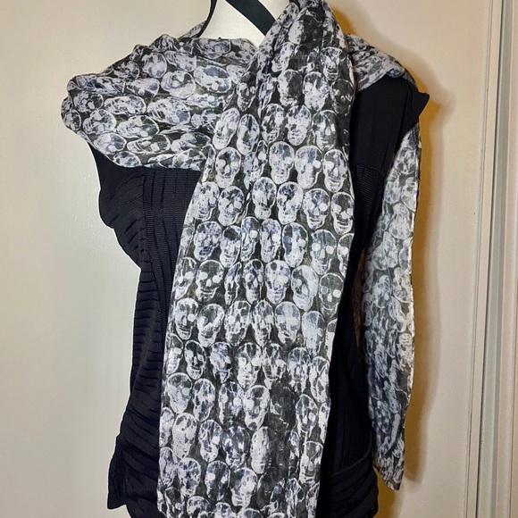 H & M - Black and gray skull scarf - Picture 3 of 5